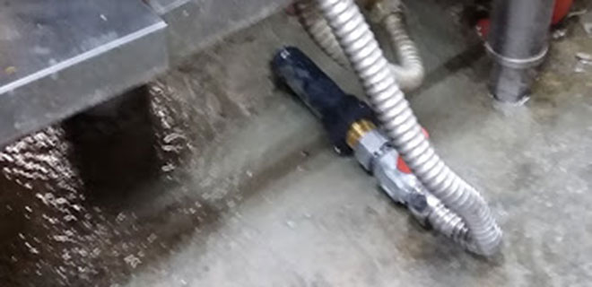 大阪市生野区　折れた厨房水道管の修理